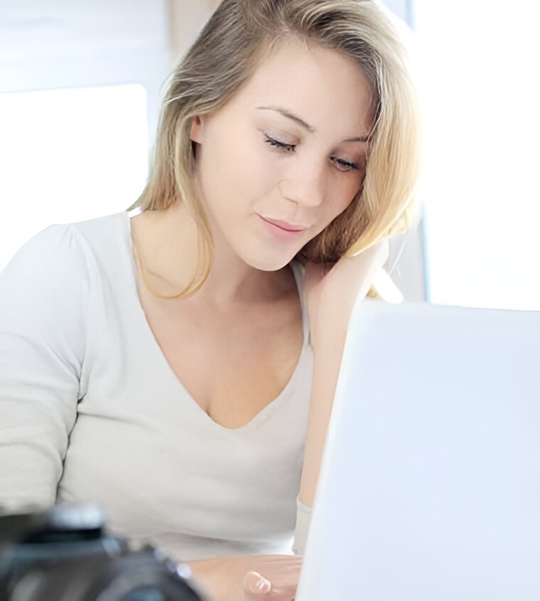 Eine Frau sitzt vor dem Laptop